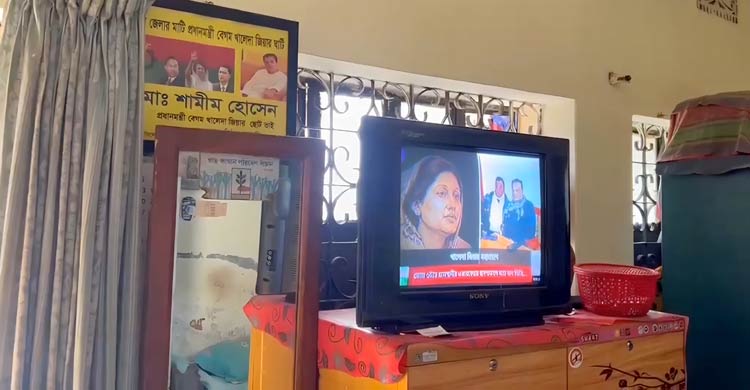 ফেনীতে বাবার বাড়ির সবখানে ছড়িয়ে তার স্মৃতি, নেই শুধু তিনি