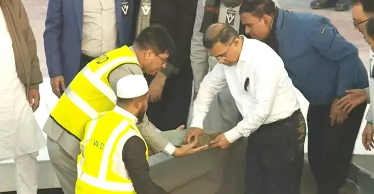 নিজ হাতে খালেদা জিয়াকে শায়িত করলেন তারেক রহমান