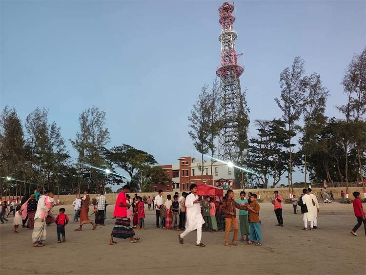 রাতে নিরাপদ সমুদ্র যাত্রা, দিনে পর্যটনে ভূমিকা রাখছে ‘বাতিঘর’