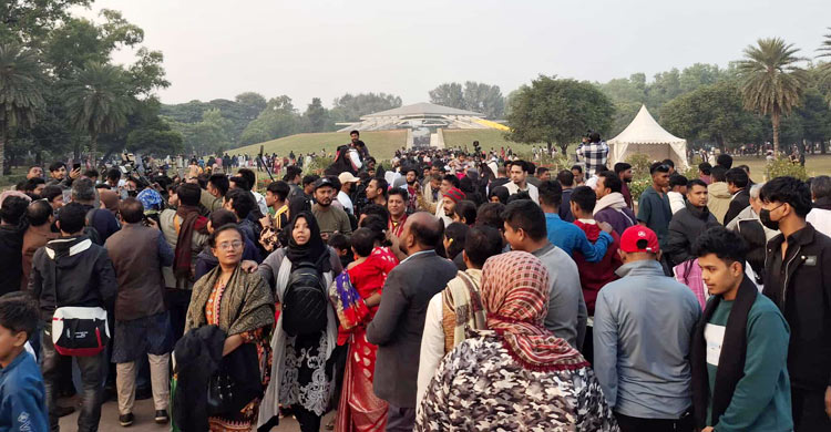 খালেদা জিয়ার কবরে শ্রদ্ধা জানাতে মানুষের ঢল