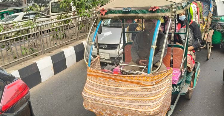 কনকনে শীতে বাতাস যেন সুঁইয়ের ফলার মতো বিঁধছে