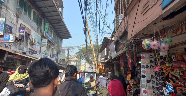 বিদ্যুতের অপরিকল্পিত খুঁটি-তারে ঝুঁকিতে চাঁদপুর শহরবাসী