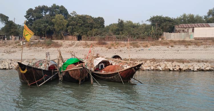 ঘাটে বাঁধা সারি সারি নৌকা, জেলেদের ধূসর স্বপ্ন