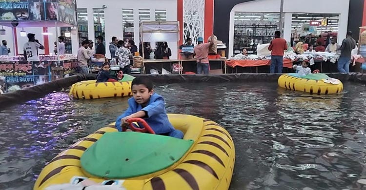 বাণিজ্য মেলার মিনি পার্কে শিশুদের উচ্ছ্বাস