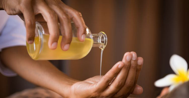 শীতের রাতে হাতে&ndash;পায়ে তেল মাখবেন নাকি লোশন