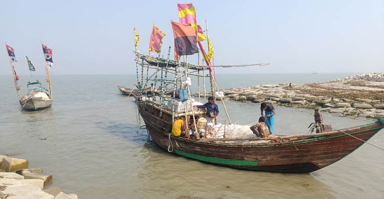 ভোলার মেঘনায় ডাকাত আতঙ্ক, মুক্তিপণ-হামলার ভয়ে নদী ছাড়ছেন জেলেরা