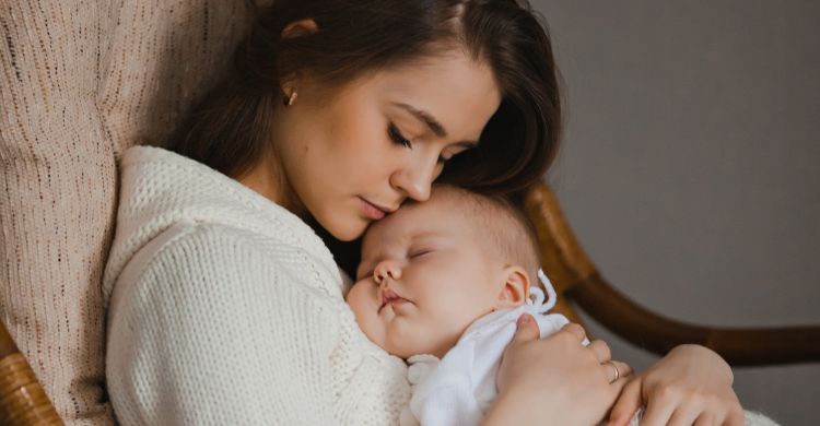 শিশু কোলে নিয়ে মায়ের গান শুধু আদর নয়, জানুন পেছনের বিজ্ঞান