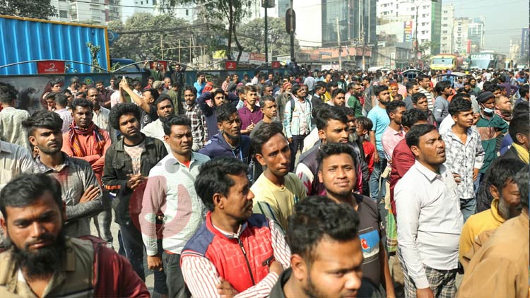 বাড্ডায় রিকশাচালকদের অবরোধে সীমাহীন ভোগান্তি