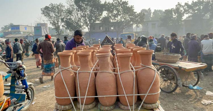 চুয়াডাঙ্গার সরোজগঞ্জে প্রতি হাটে বিক্রি হয় ২ কোটি টাকার গুড়