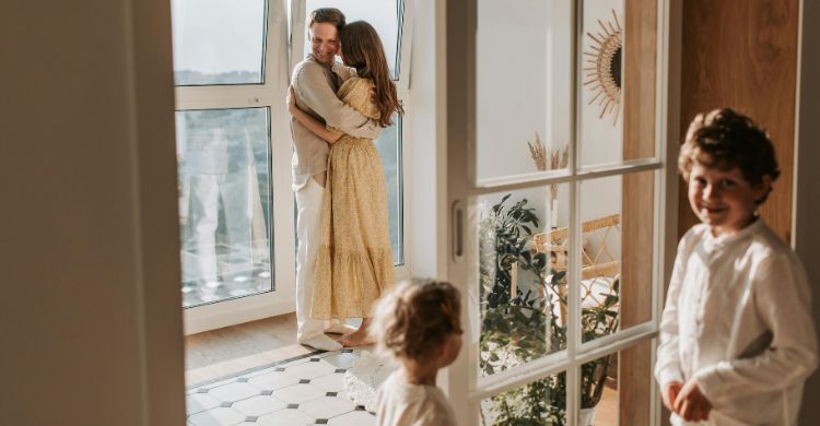 বাবা-মাকে ভালোবাসতে দেখলে সন্তান কী শেখে