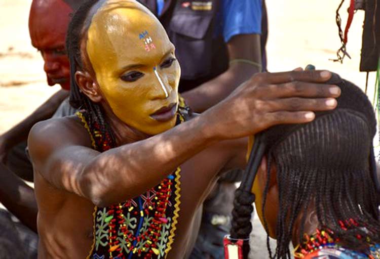 বিয়ের পাত্রীকে আকৃষ্ট করতে মুখে মেকআপ করেন পুরুষরা
