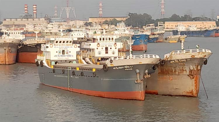 পানিতে সহস্রাধিক &lsquo;ভাসমান গুদাম&rsquo;, বন্দরে জাহাজজট