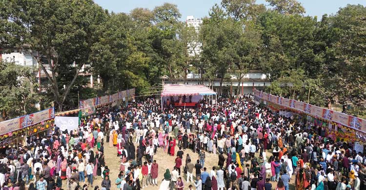 পিঠা উৎসবে হাদিকে স্মরণ করে মুড়ি-বাতাসা বিতরণ