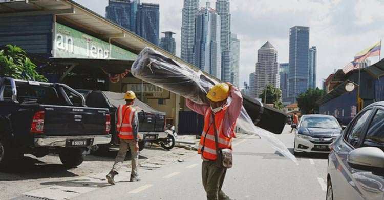 অটোমেশনের পথে মালয়েশিয়ার শ্রমবাজার, সংকটে পড়বে বাংলাদেশ