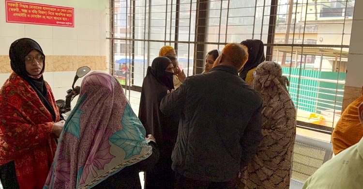 হাসপাতালের গেটে রাজস্ব কর্মকর্তার মরদেহ ফেলে পালালেন চালক-হেলপার