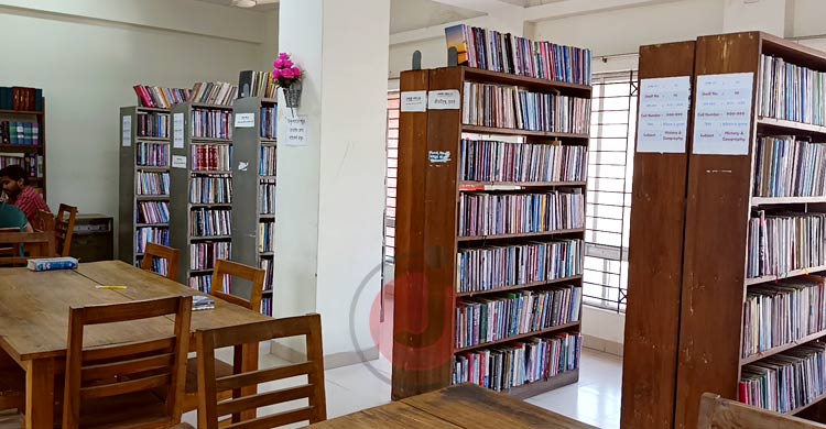 পাঠক ধরে রেখেছে নারায়ণগঞ্জ গ্রন্থাগার