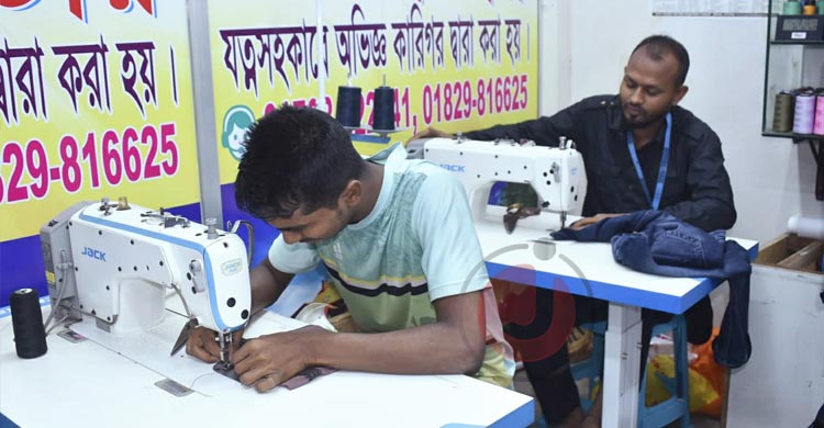 দর্জি দোকানে ভিড়, মজুরি বেড়ে দ্বিগুণ