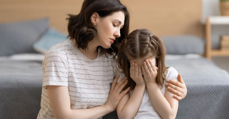 স্কুলে শান্ত, বাসায় ঝড়? মায়ের কাছেই কেন জেদ করে শিশু