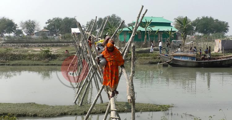 এক কলসি বিশুদ্ধ পানির জন্য পাড়ি দিতে হয় এক ঘণ্টার পথ