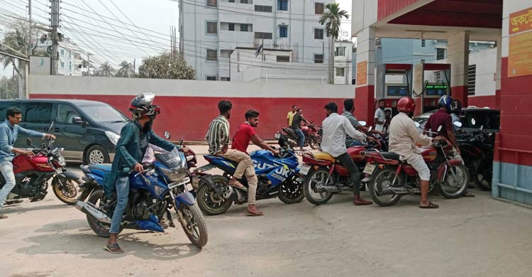 ঘণ্টার পর ঘণ্টা অপেক্ষার পর মিলছে জ্বালানি তেল
