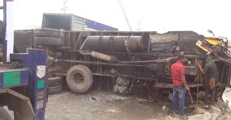 উল্টে গেলো কাভার্ডভ্যান, পলিথিন-বালতি-পাত্রে তেল নিলো স্থানীয়রা