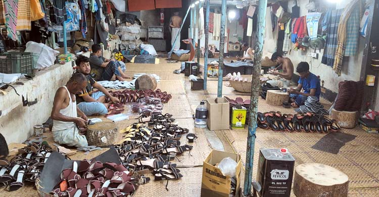 ঈদ ঘিরে দম ফেলার ফুরসত পাচ্ছেন না ভৈরবের লক্ষাধিক জুতার কারিগর
