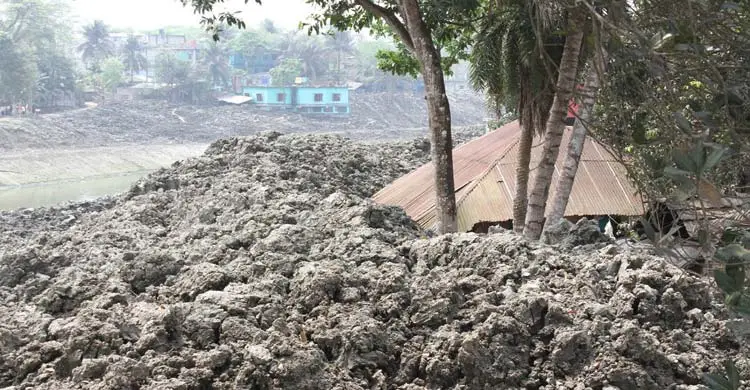 চিত্রা খননের মাটি এখন নদীপাড়ের বাসিন্দাদের আতঙ্ক