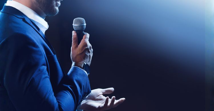 পাবলিক স্পিকিংয়ে আত্মবিশ্বাস বাড়ানোর ৫ সহজ উপায়