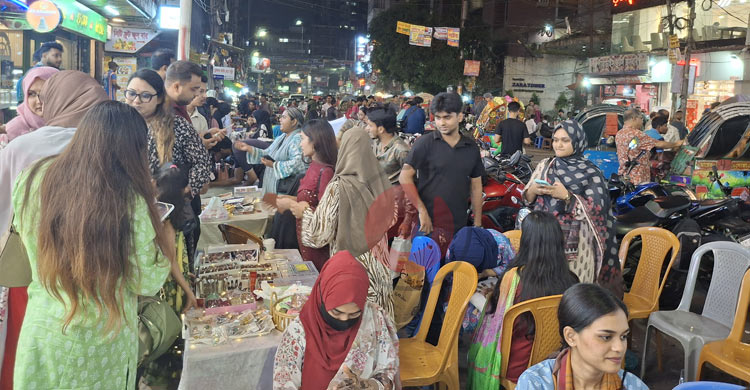 ঈদ উপলক্ষে বেইলি রোডে চলছে &lsquo;মেহেদি উৎসব&rsquo;