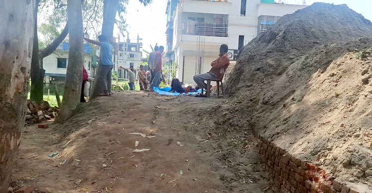 রাস্তা কেটে নির্মাণ হচ্ছে যুবলীগ নেতার বহুতল ভবন, দুর্ভোগ চরমে