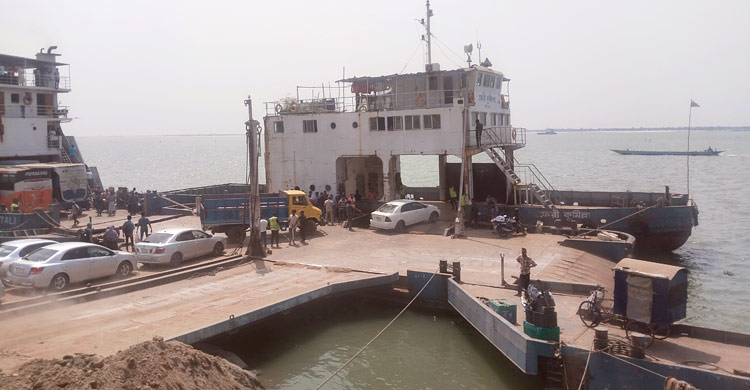 পাটুরিয়া-দৌলতদিয়ায় যাত্রীর চাপ বাড়লেও ভোগান্তি নেই