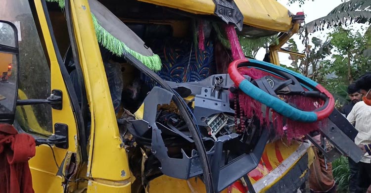 মাদারীপুরে বাস-ট্রাকের মুখোমুখি সংঘর্ষ, আহত ১৫