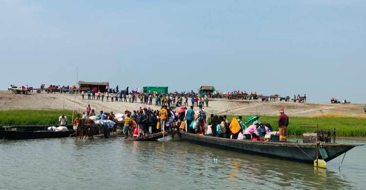 খেয়াঘাটেও ঘরমুখী মানুষের ভিড়