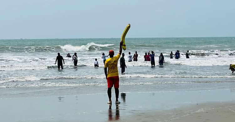 ঈদের ছুটিতে ঝিমিয়ে পড়া কক্সবাজারে প্রাণ ফেরার অপেক্ষা