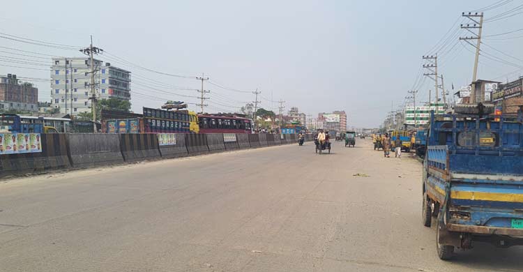 গাজীপুরের দুই মহাসড়কই ফাঁকা, গণপরিবহন থাকলেও নেই যাত্রী