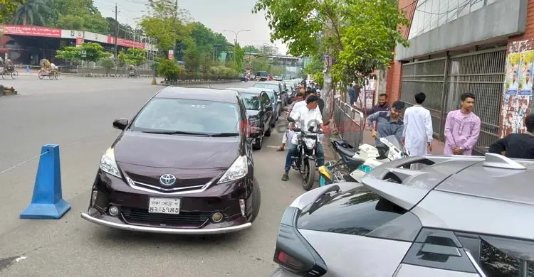 তেল পেতে পাম্পে দীর্ঘ লাইন