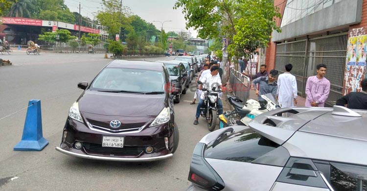 পাম্পে তেল নিতে দীর্ঘ লাইন