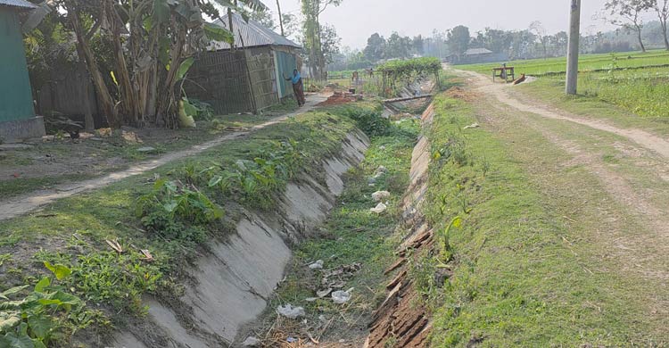 পানিশূন্য তিস্তা ব্যারাজ, কাজে আসছে না হাজার কোটির সেচ প্রকল্প