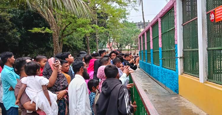 গুঁড়ি গুঁড়ি বৃষ্টিতেও বিনোদন কেন্দ্রগুলোতে মানুষের ঢল