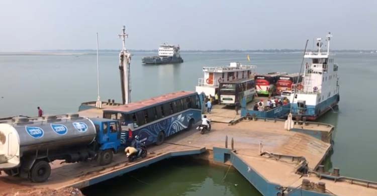 কর্মস্থলগামী মানুষের চাপ বাড়ছে দৌলতদিয়া ঘাটে