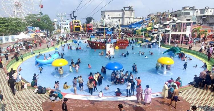 ড্রিম হলিডে পার্কে দর্শনার্থীদের উপচে পড়া ভিড়