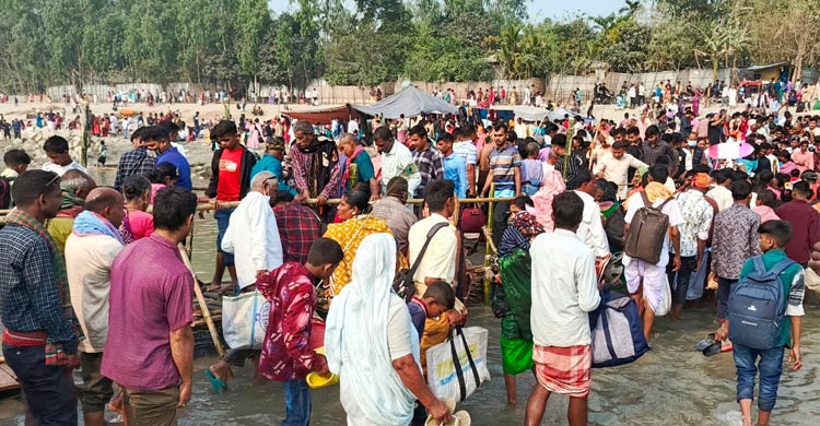 ব্রহ্মপুত্রের তীরে &lsquo;অষ্টমী স্নান&rsquo; ভক্তদের ঢল