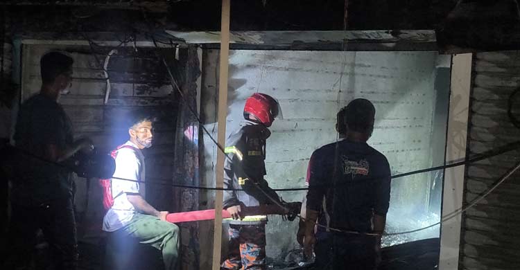 সুনামগঞ্জে আগুনে পুড়ে ছাই ৮ দোকান