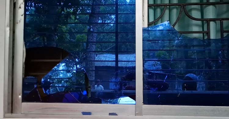 মাদারীপুরে দুই গ্রুপের সংঘর্ষে শতাধিক ককটেল বিস্ফোরণ