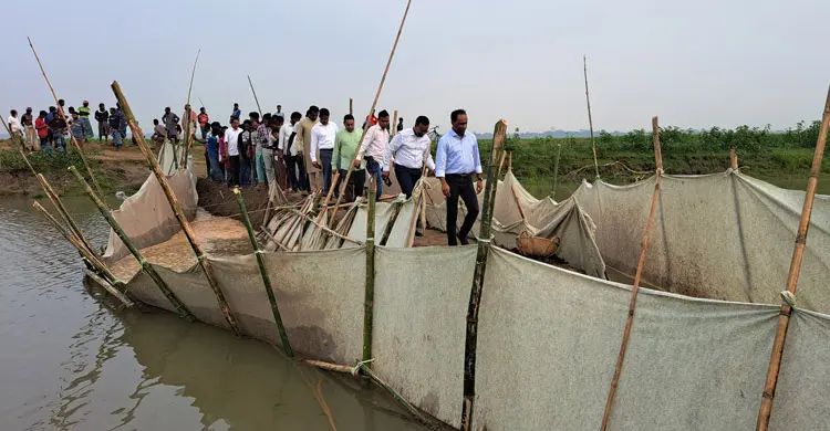 &lsquo;পানিতে ডুবে কাঁচা ধান চোখের সামনে পঁচে যাচ্ছে, চিন্তায় ঘুম অয় না&rsquo;
