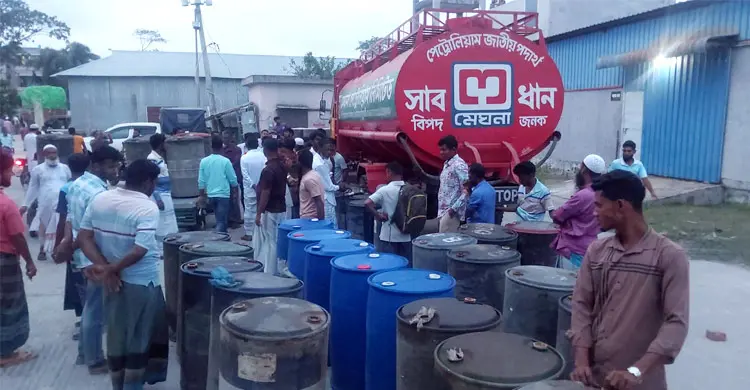 তেল পেয়ে অবশেষে সমুদ্রে নামলো শতাধিক মাছ ধরার ট্রলার