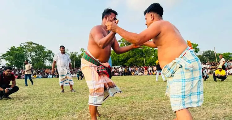 মিরসরাইয়ে বলী খেলা দেখতে মানুষের ঢল