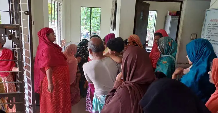 জনবল সংকটে হামের টিকাদান কেন্দ্রে বিশৃঙ্খলা-ভোগান্তি