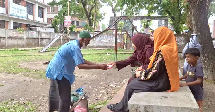 ৭২ বছর বয়সেও আব্দুর রশিদের কাঁধে জীবিকার ভার