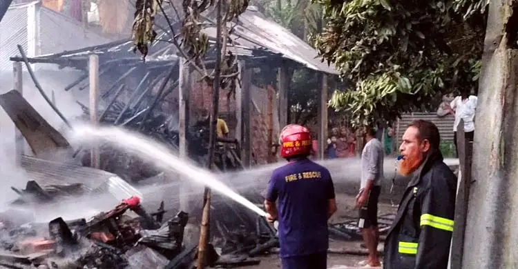 জমি লিখে না দেওয়ায় মায়ের ঘরে আগুন দিলো ছেলে